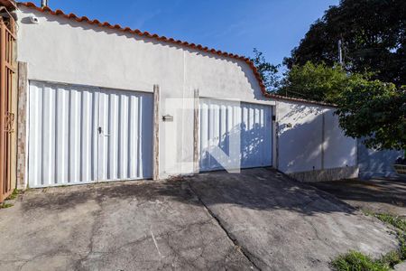 Casa à venda com 180m², 3 quartos e 3 vagas Casa à venda com 180m², 3 quartos e 3 vagasFachada
