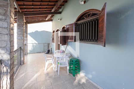 Casa à venda com 180m², 3 quartos e 3 vagas Casa à venda com 180m², 3 quartos e 3 vagasVaranda