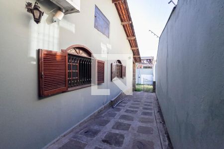 Casa à venda com 180m², 3 quartos e 3 vagas Casa à venda com 180m², 3 quartos e 3 vagasCorredor