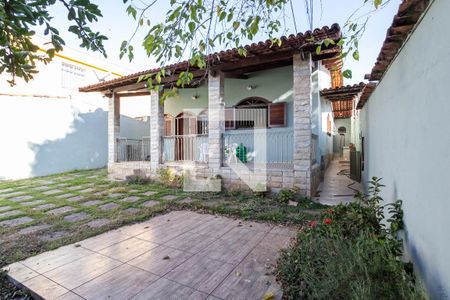 Casa à venda com 180m², 3 quartos e 3 vagas Casa à venda com 180m², 3 quartos e 3 vagasFachada