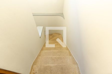 Casa à venda com 150m², 2 quartos e 2 vagas Casa à venda com 150m², 2 quartos e 2 vagasEscada