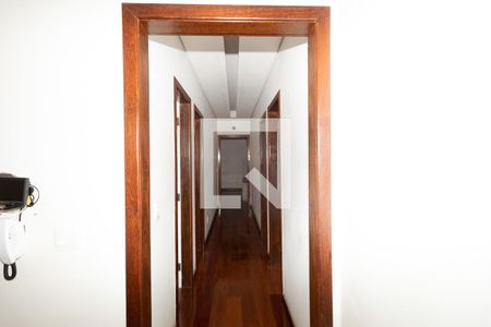 Casa à venda com 323m², 5 quartos e 5 vagasCorredor