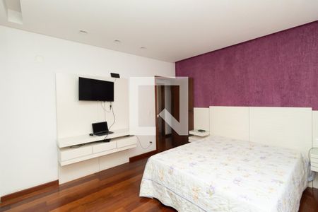 Casa à venda com 323m², 5 quartos e 5 vagasQuarto 2 - Suíte