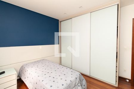 Casa à venda com 323m², 5 quartos e 5 vagasQuarto 2