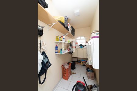 Casa à venda com 323m², 5 quartos e 5 vagasDespensa