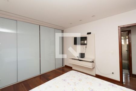 Casa à venda com 323m², 5 quartos e 5 vagasQuarto 2 - Suíte