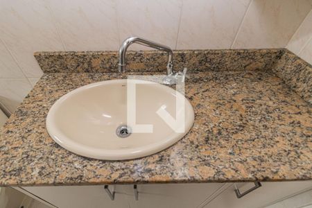 Banheiro de apartamento à venda com 1 quarto, 43m² em Jardim do Salso, Porto Alegre