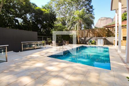 Casa de condomínio à venda com 550m², 4 quartos e 2 vagasPiscina