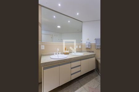 Apartamento à venda com 217m², 3 quartos e 4 vagasBanheiro da Suíte master