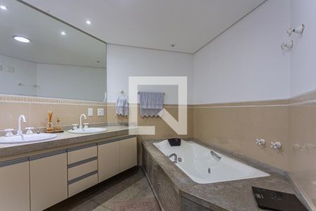 Apartamento à venda com 217m², 3 quartos e 4 vagasBanheiro da Suíte master