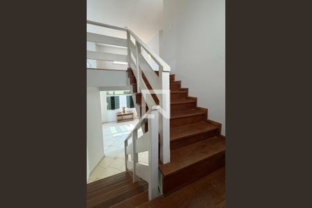 Casa de condomínio à venda com 320m², 4 quartos e 4 vagasEscada