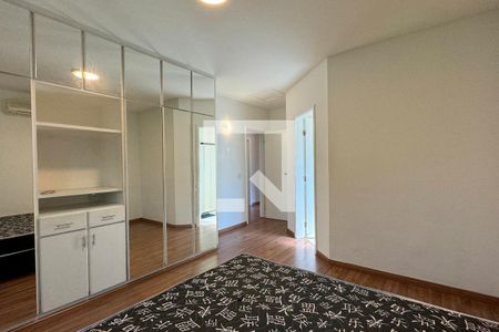 Casa de condomínio à venda com 320m², 4 quartos e 4 vagasSuíte 2