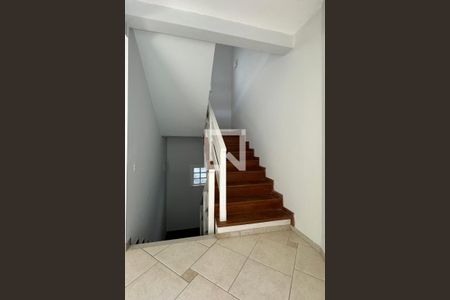 Casa de condomínio à venda com 320m², 4 quartos e 4 vagasEscada