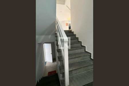 Casa de condomínio à venda com 320m², 4 quartos e 4 vagasEscada