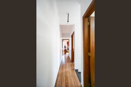 Casa à venda com 100m², 3 quartos e 2 vagasCorredor dos quartos