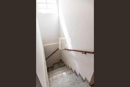 Casa à venda com 115m², 3 quartos e 2 vagasEscada