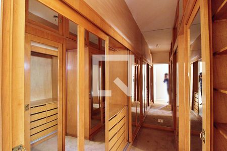 Apartamento à venda com 296m², 4 quartos e 4 vagas Apartamento à venda com 296m², 4 quartos e 4 vagasCloset da Suíte 1