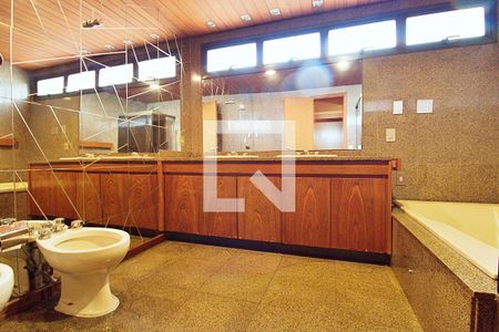 Apartamento à venda com 296m², 4 quartos e 4 vagas Apartamento à venda com 296m², 4 quartos e 4 vagasBanheiro da Suíte 1