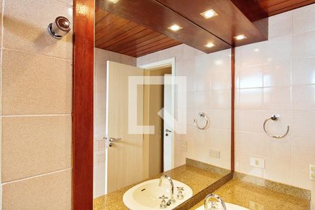 Apartamento à venda com 296m², 4 quartos e 4 vagas Apartamento à venda com 296m², 4 quartos e 4 vagasBanheiro da Suíte 2