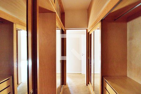 Apartamento à venda com 296m², 4 quartos e 4 vagas Apartamento à venda com 296m², 4 quartos e 4 vagasCloset da Suíte 1