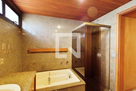 Apartamento à venda com 296m², 4 quartos e 4 vagas Apartamento à venda com 296m², 4 quartos e 4 vagasBanheiro da Suíte 1