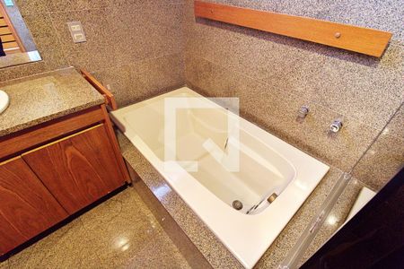 Apartamento à venda com 296m², 4 quartos e 4 vagas Apartamento à venda com 296m², 4 quartos e 4 vagasBanheiro da Suíte 1