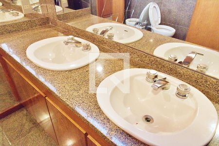 Apartamento à venda com 296m², 4 quartos e 4 vagas Apartamento à venda com 296m², 4 quartos e 4 vagasBanheiro da Suíte 1