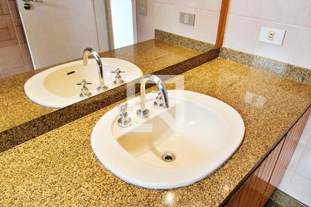 Apartamento à venda com 296m², 4 quartos e 4 vagas Apartamento à venda com 296m², 4 quartos e 4 vagasBanheiro