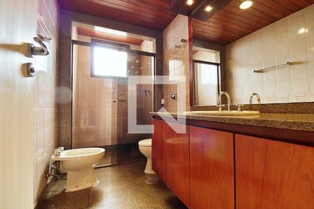 Apartamento à venda com 296m², 4 quartos e 4 vagas Apartamento à venda com 296m², 4 quartos e 4 vagasBanheiro da Suíte 2