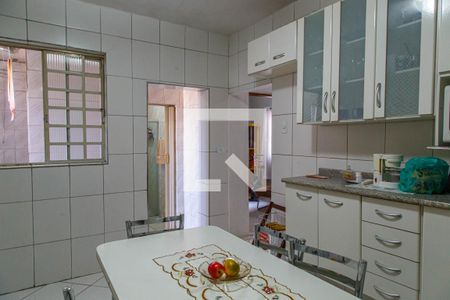 Casa à venda com 277m², 5 quartos e 4 vagas Casa à venda com 277m², 5 quartos e 4 vagasCozinha 2