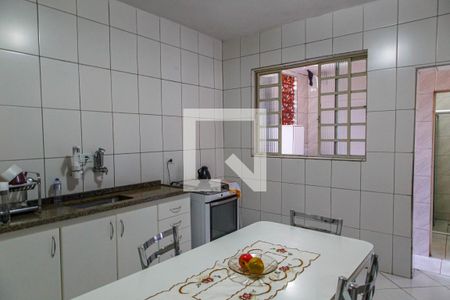 Casa à venda com 277m², 5 quartos e 4 vagas Casa à venda com 277m², 5 quartos e 4 vagasCozinha 2
