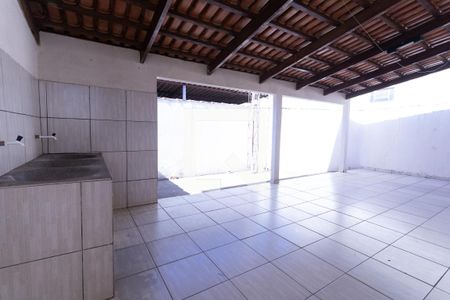 Casa à venda com 360m², 2 quartos e 2 vagas Casa à venda com 360m², 2 quartos e 2 vagasVaranda
