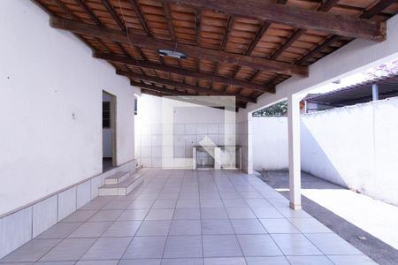 Casa à venda com 360m², 2 quartos e 2 vagas Casa à venda com 360m², 2 quartos e 2 vagasvaranda