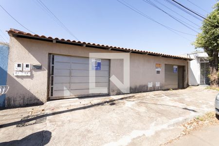 Casa à venda com 360m², 2 quartos e 2 vagas Casa à venda com 360m², 2 quartos e 2 vagasFachada