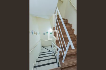 Casa à venda com 120m², 2 quartos e 1 vaga Casa à venda com 120m², 2 quartos e 1 vagaEscada
