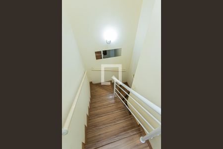 Casa à venda com 120m², 2 quartos e 1 vaga Casa à venda com 120m², 2 quartos e 1 vagaEscada