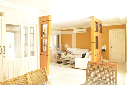 Sala de Estar de casa de condomínio à venda com 5 quartos, 430m² em Sapê, Niterói