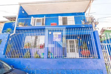 Casa à venda com 48m², 5 quartos e 1 vaga Casa à venda com 48m², 5 quartos e 1 vagaFachada