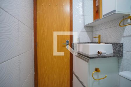 Banheiro  de apartamento à venda com 2 quartos, 34m² em Jardim Leopoldina, Porto Alegre