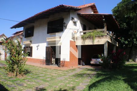Casa à venda com 300m², 4 quartos e 4 vagasFachada
