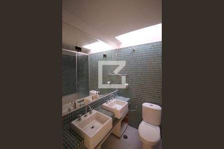 Casa à venda com 300m², 4 quartos e 4 vagasBanheiro 2