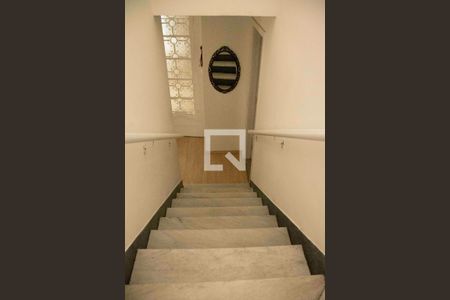 Casa para alugar com 450m², 3 quartos e 6 vagasEscada