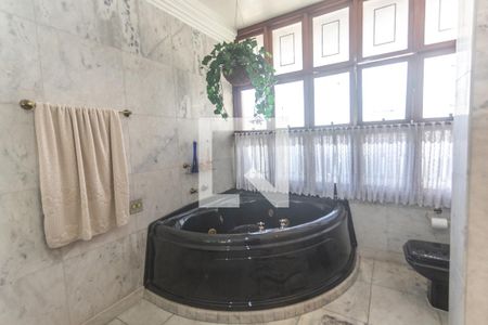 Casa à venda com 503m², 4 quartos e 4 vagas Casa à venda com 503m², 4 quartos e 4 vagasBanheiro suíte 4