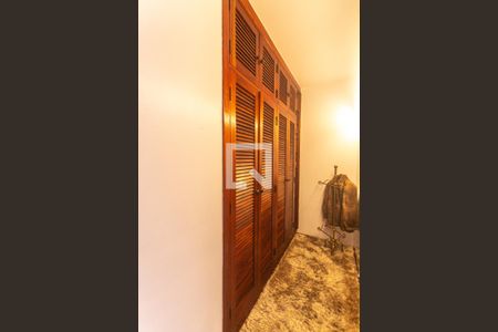 Casa à venda com 503m², 4 quartos e 4 vagas Casa à venda com 503m², 4 quartos e 4 vagasCloset suíte 4