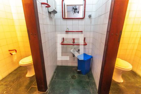 Casa à venda com 503m², 4 quartos e 4 vagas Casa à venda com 503m², 4 quartos e 4 vagasBanheiro salão