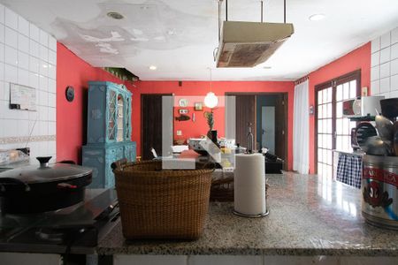 Casa à venda com 300m², 4 quartos e 2 vagas Casa à venda com 300m², 4 quartos e 2 vagasCozinha