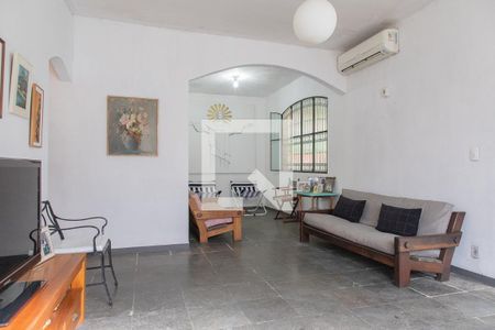 Casa à venda com 300m², 4 quartos e 2 vagas Casa à venda com 300m², 4 quartos e 2 vagasSala