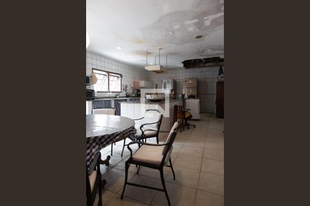 Casa à venda com 300m², 4 quartos e 2 vagas Casa à venda com 300m², 4 quartos e 2 vagasCozinha