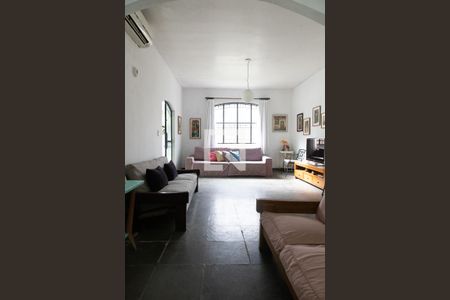 Casa à venda com 300m², 4 quartos e 2 vagas Casa à venda com 300m², 4 quartos e 2 vagasSala