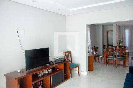Sala de TV de casa para alugar com 5 quartos, 620m² em Cabral, Contagem